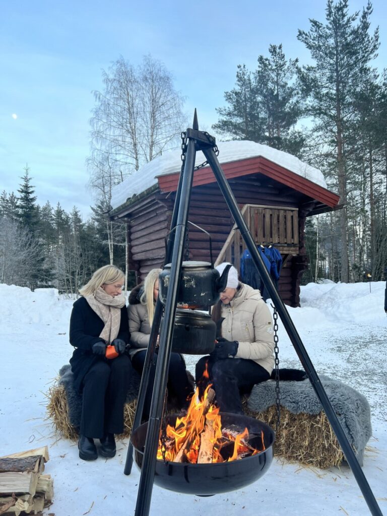 Kos rundt bålpanna