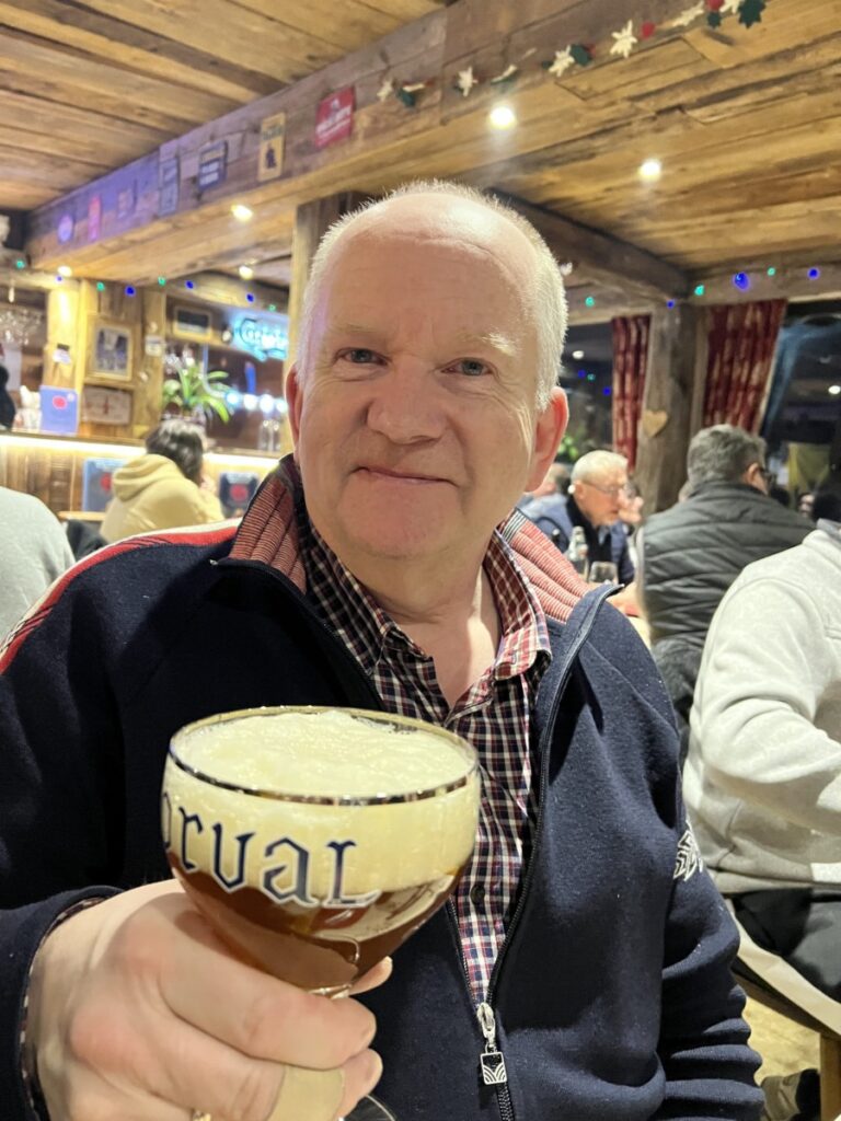Lars drikker øl på Le Chavan