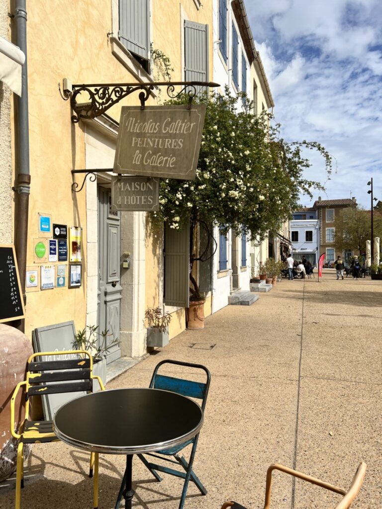 Koselig bar på torget i Leucate