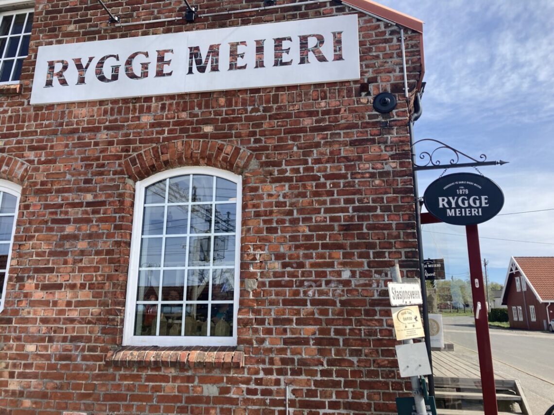 Rygge meieri, mursteinsbygning med skilt.