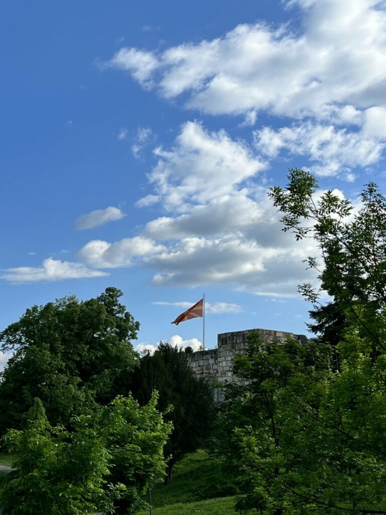 Makedonsk flagg over borgen Kale.