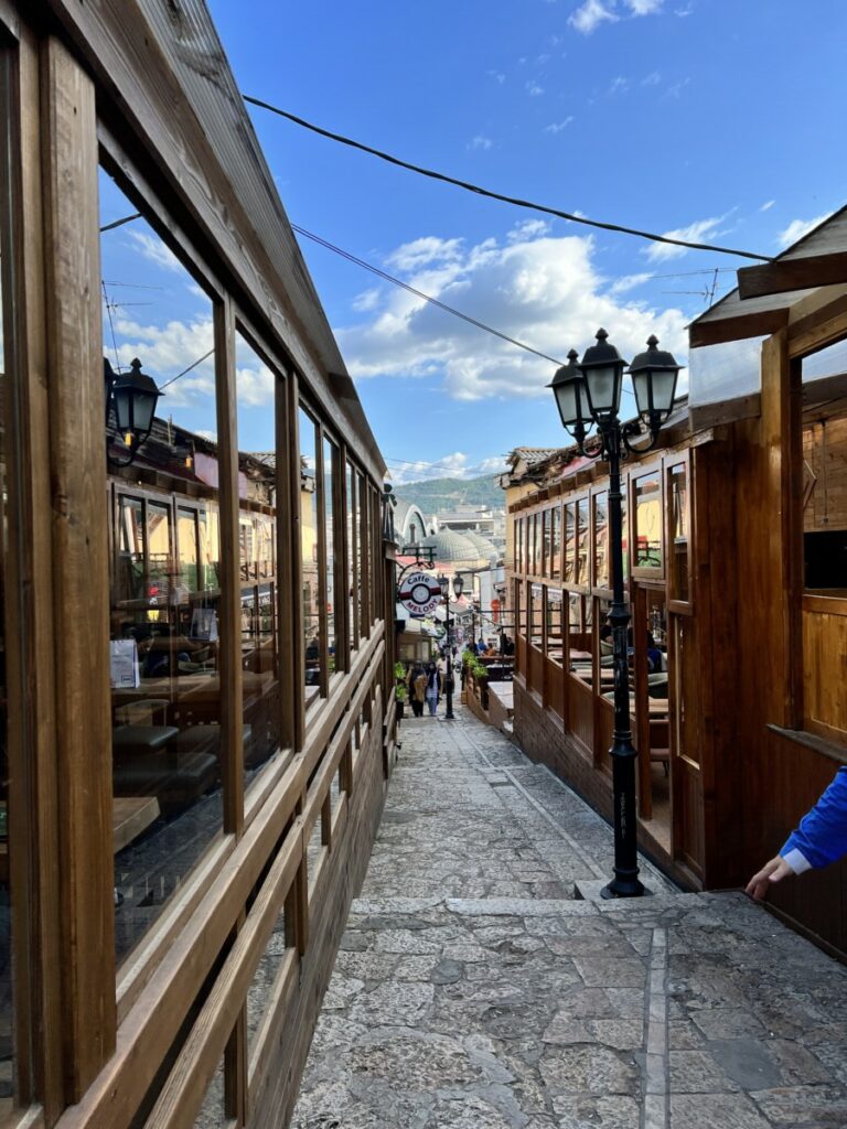 Moderne pub i gamlebyen i Skopje