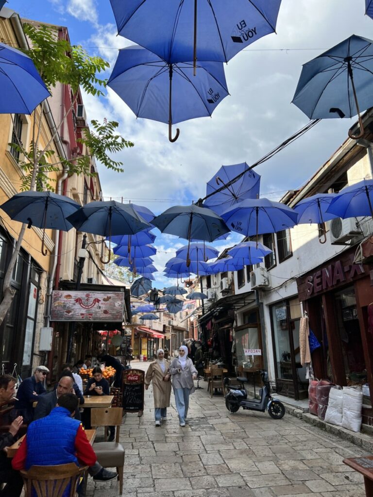 Blå paraplyer over en gate i basar i Skopje