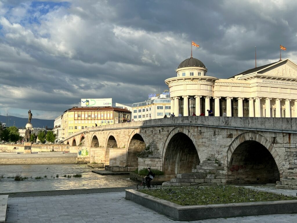 En gammel bro i stein med buede hvelv over elva Vardar