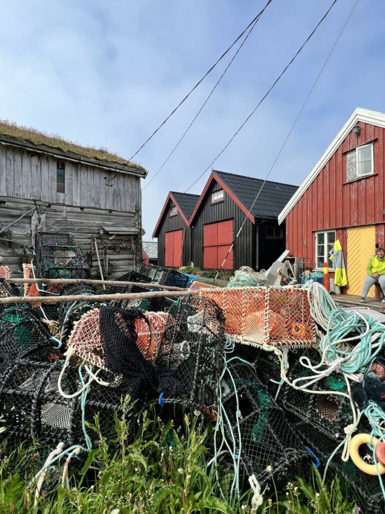 Fiskeutstyr med hus i bakgrunnen