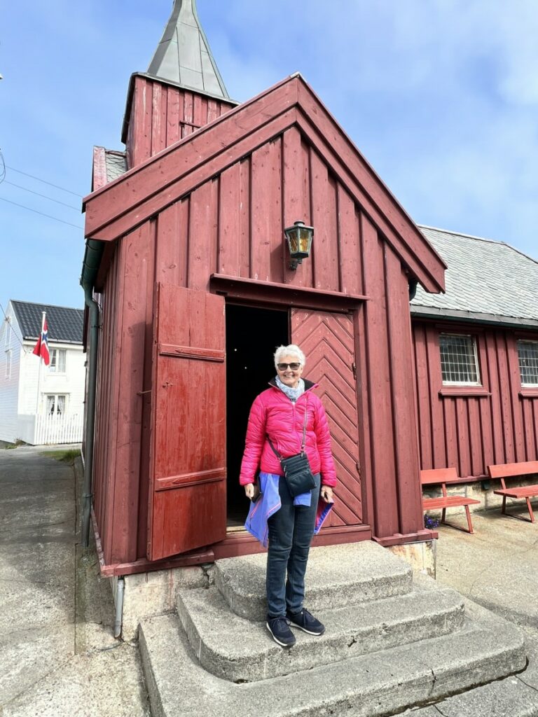 Mamma utenfor Grip stavkirke. 