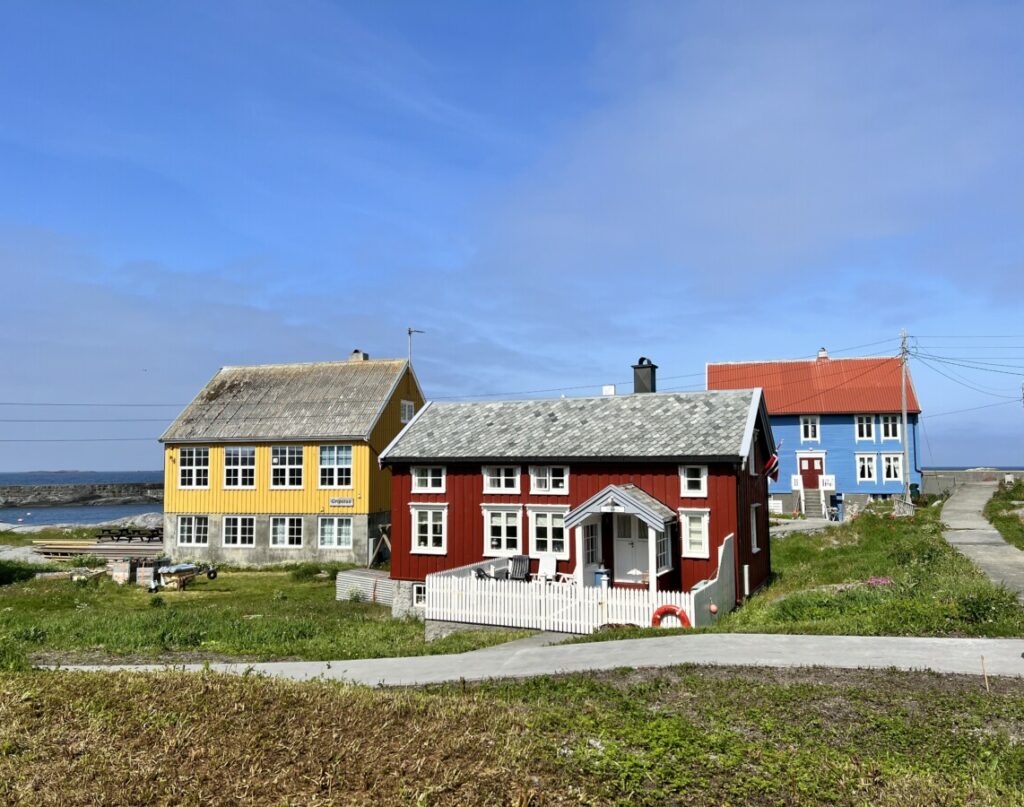Gult, blått og rødt hus på Grip