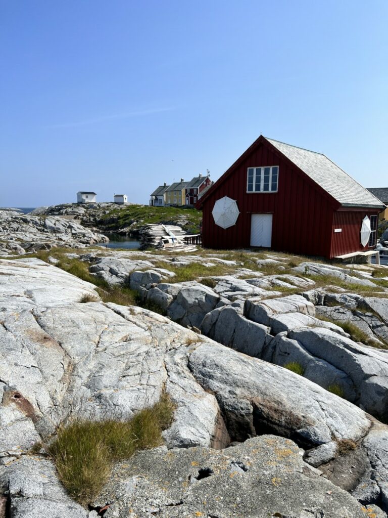 Klipper med hus med åttekantet "klippfisklokk" på veggen