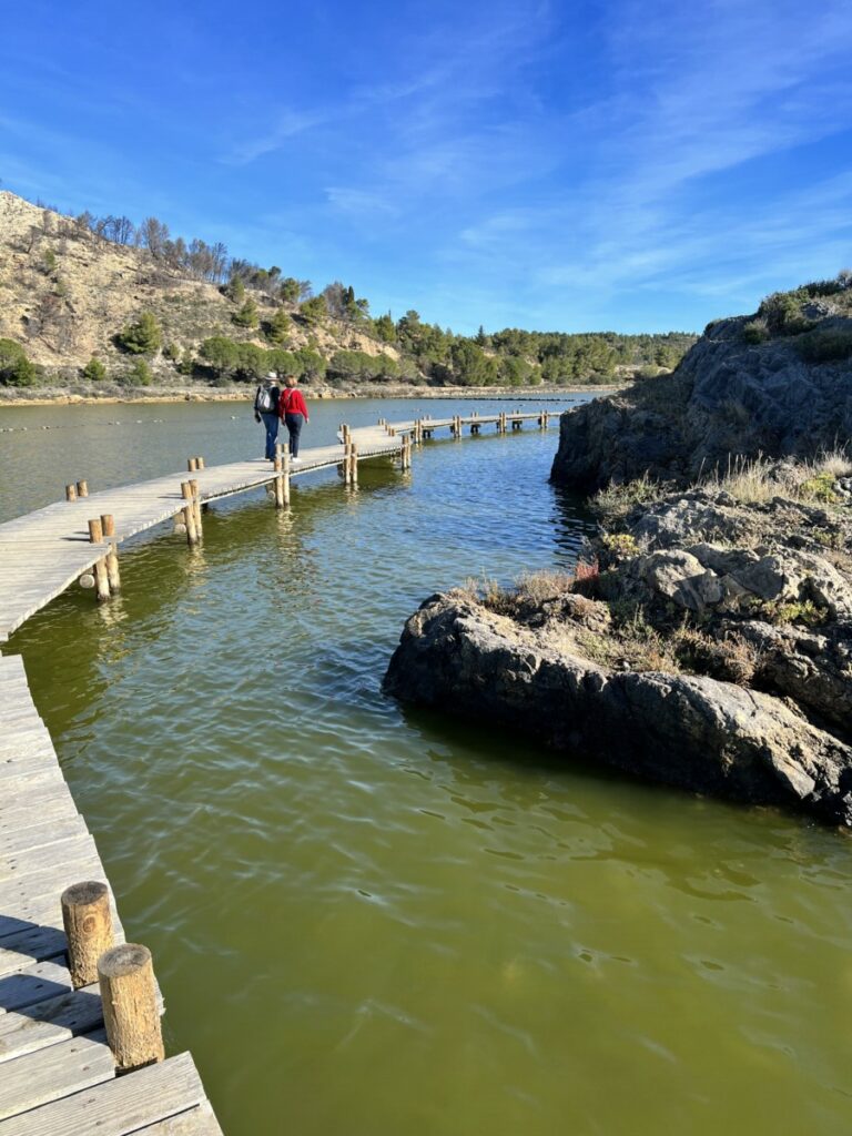 gangbruer på vannet i Peyriac-en-Mer