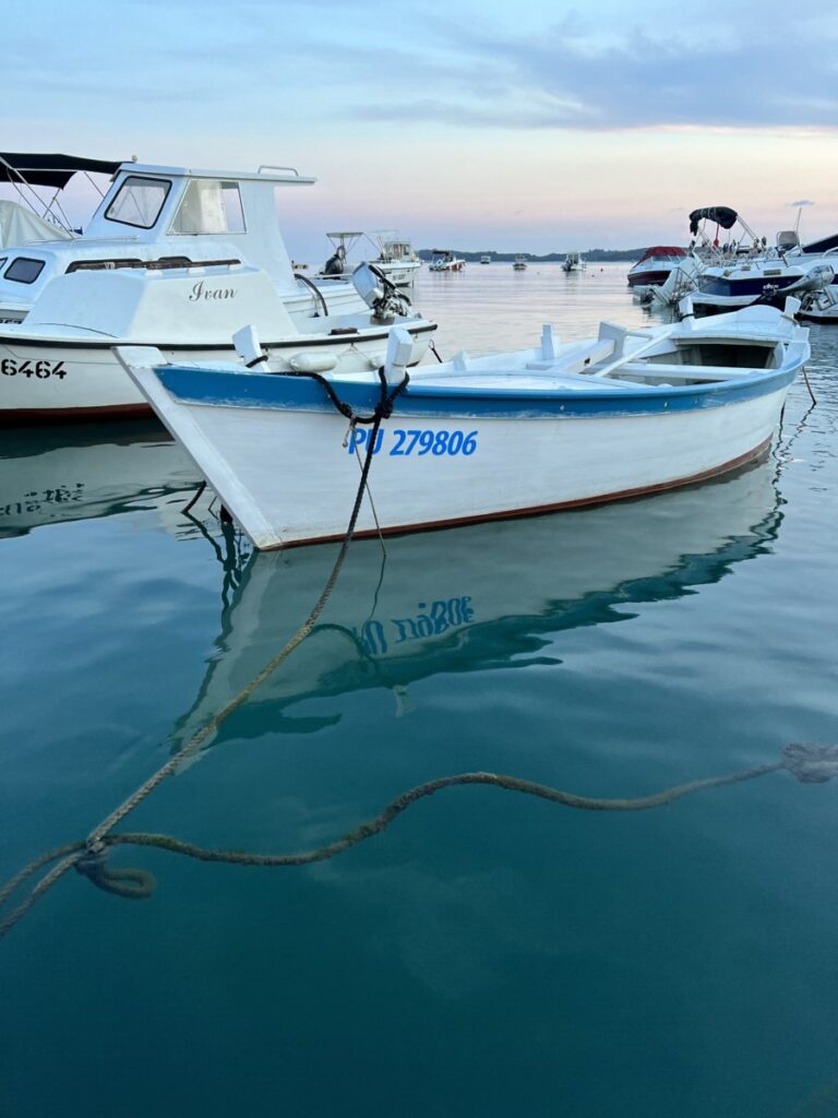 Båt i havna i Fazana, Istria, Kroatia