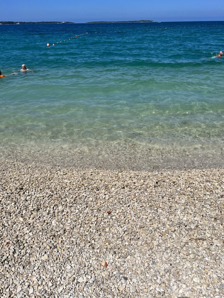 Strand med turkist hav i Fazana, Kroatia