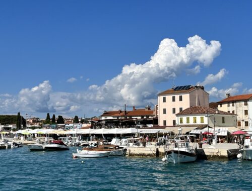 Fazana i Kroatia sett fra sjøen