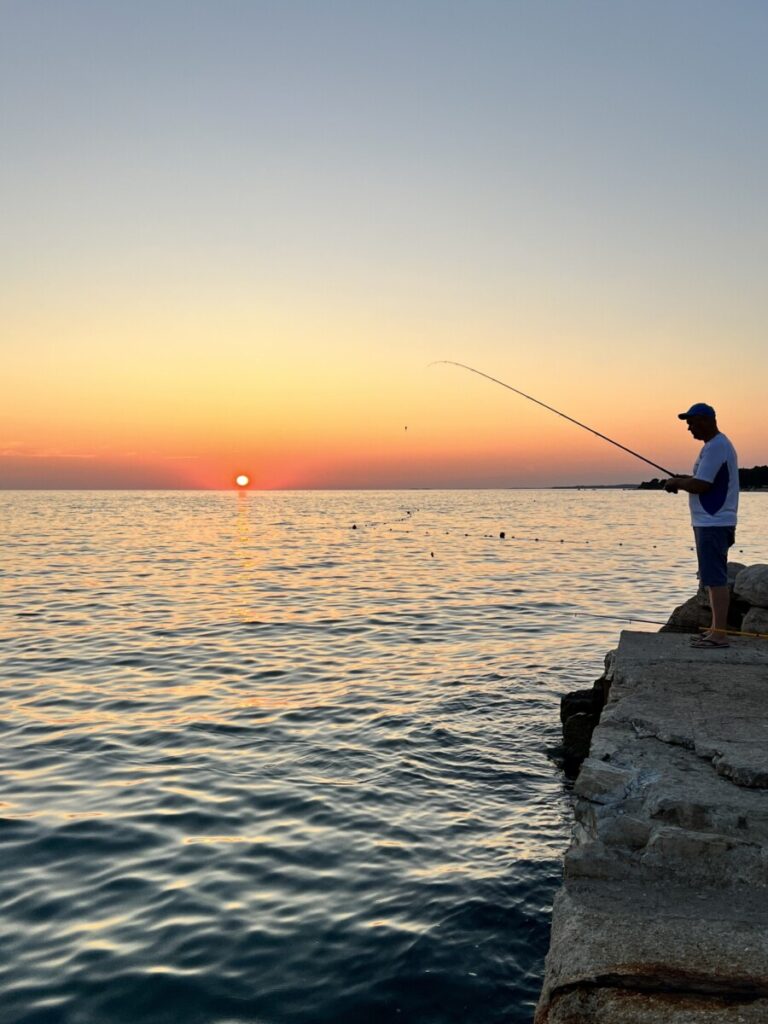 Fisker i solnedgang i Fazana, Kroatia