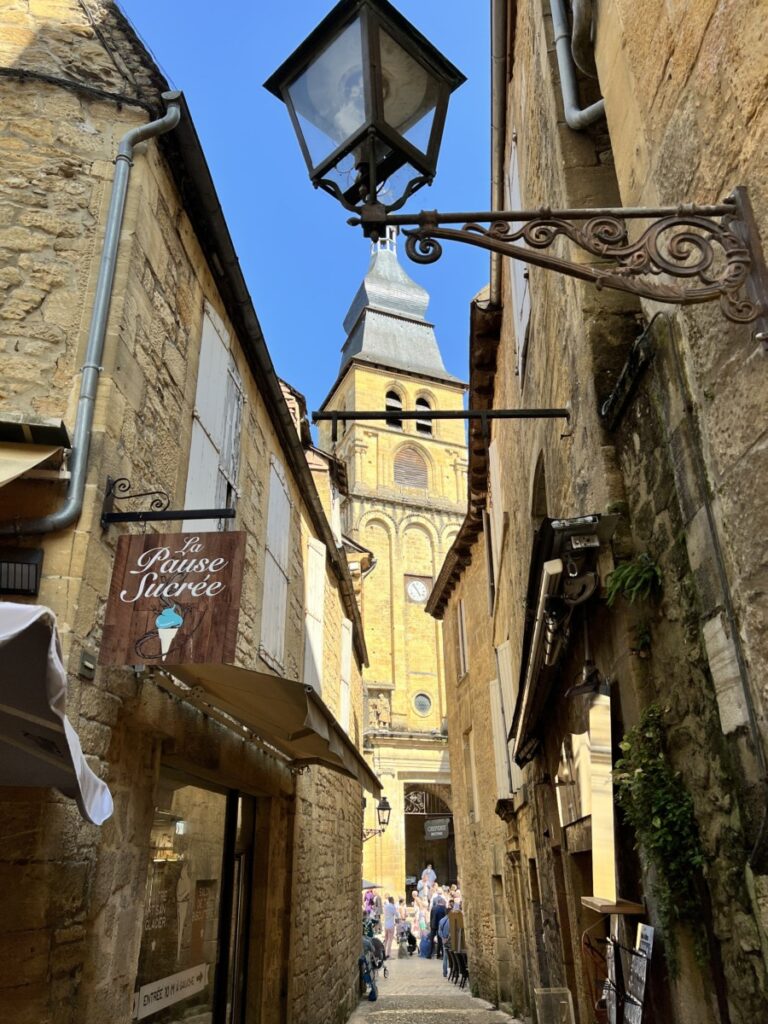 Kirken synes mellom de trange gatene i Sarlat