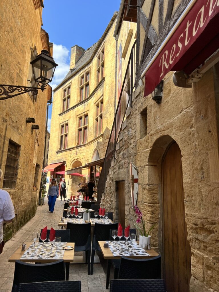 Restaurant i smal gate i Sarlat i Dordogne