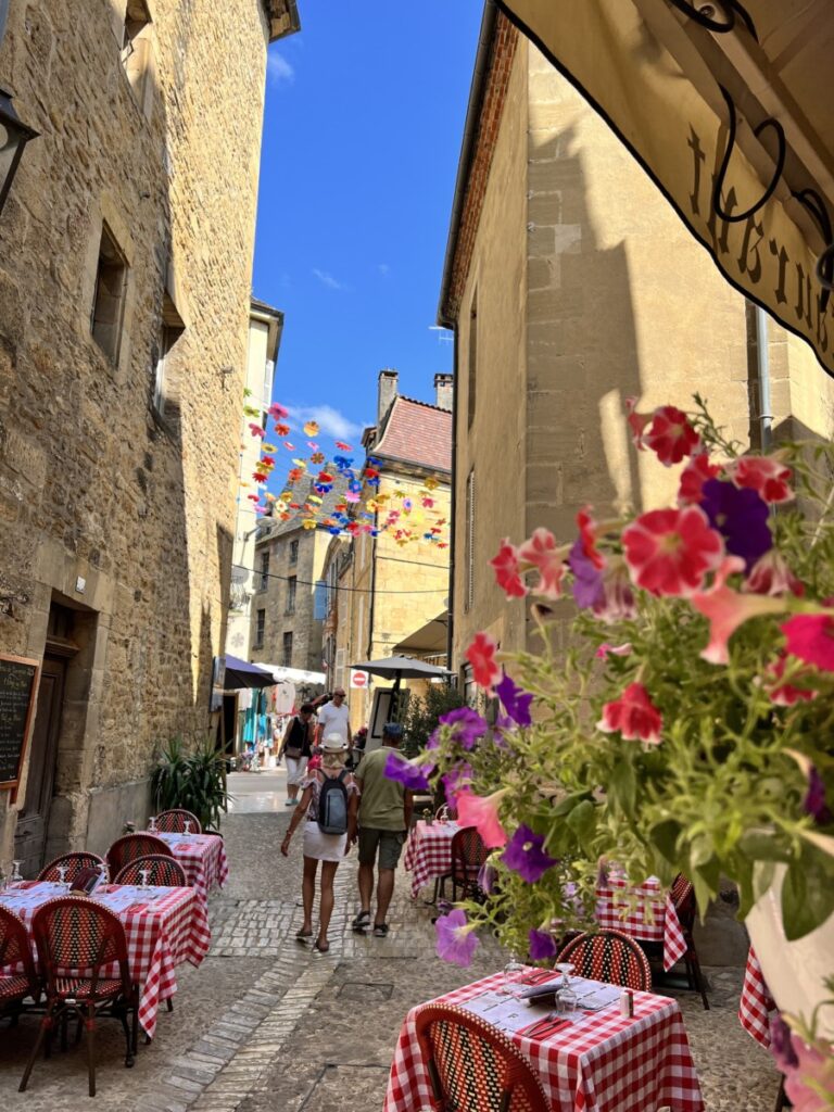 Blomster i gatene i Sarlat