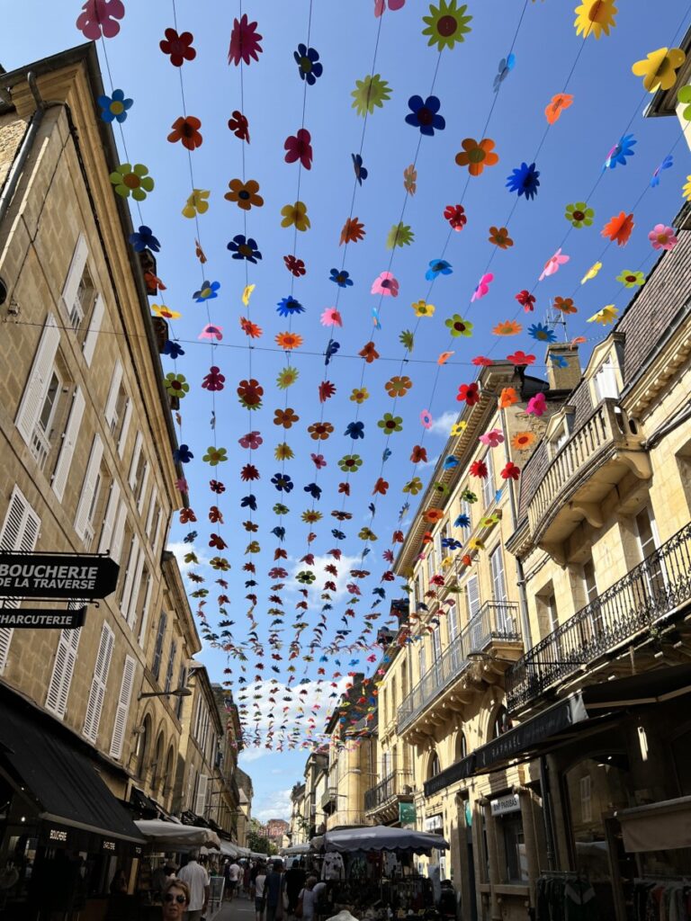 Fargerikt "tak" i Sarlat. 