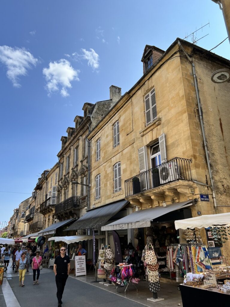 "hovedgata" i Sarlat med butikker og boder