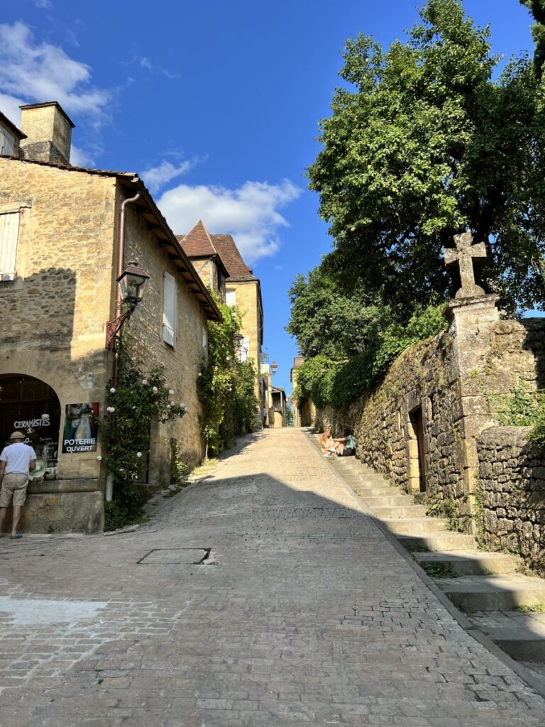 Bakken opp langs kirken og kirkegården i Sarlat