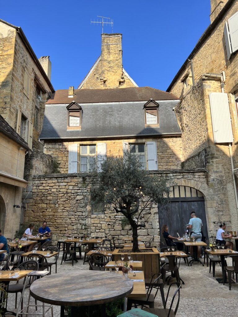 Koselig restaurant i Sarlat