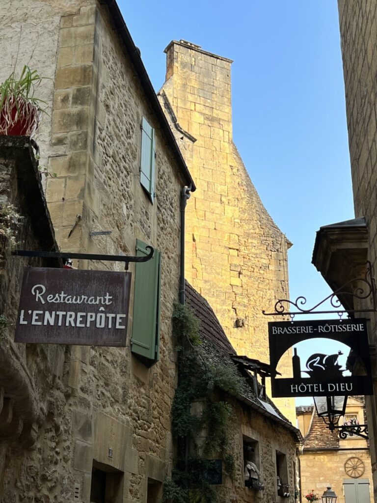 Fine metallskilt på veggen i Sarlat, Dordogne