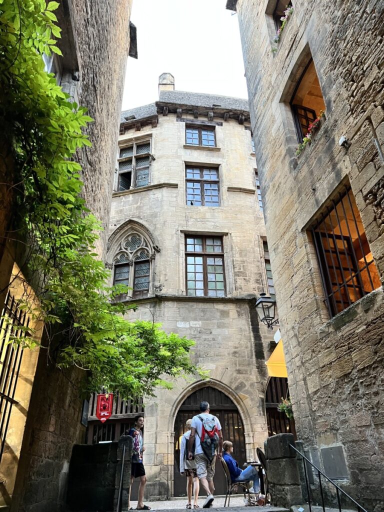 Høye hus og smale gater i Sarlat, Dordogne