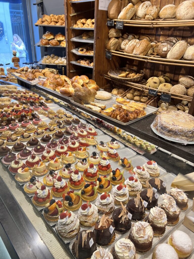 Flotte kaker i Carpe Diem kafe i Brugge i Belgia