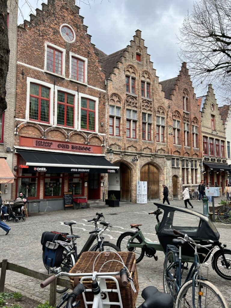 Sykler og fine hus i Brugge i Belgia