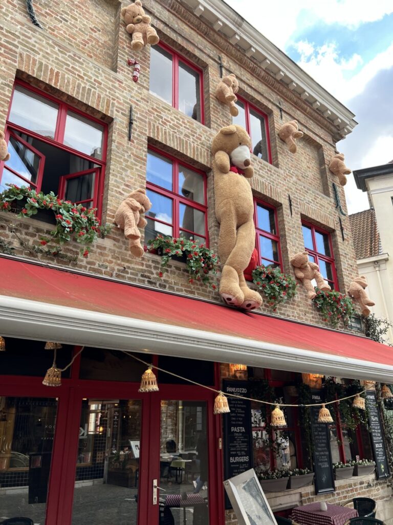 Bamser på husfasade i Brugge