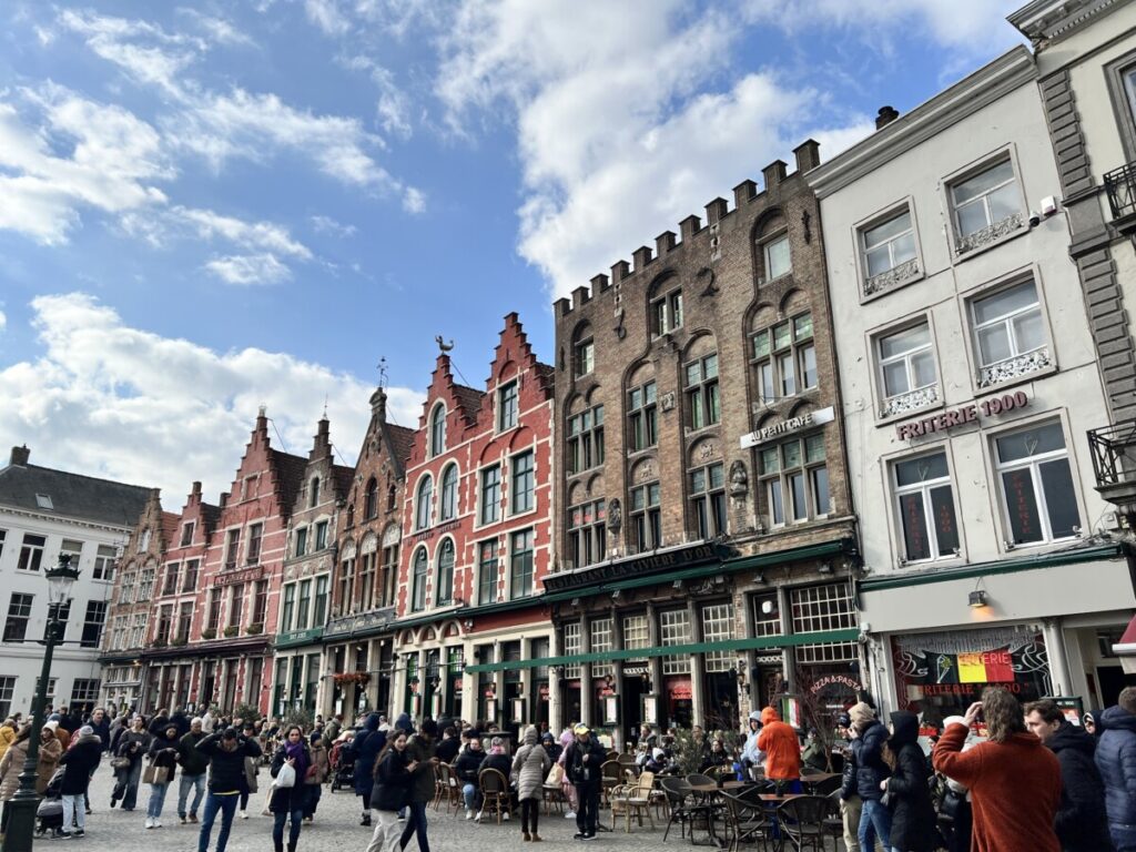 Grote markt i Brugge i Belgia
