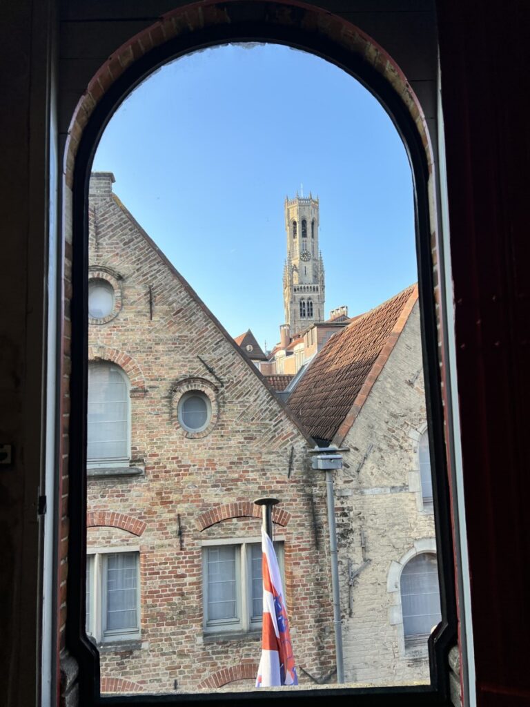 Bryggeriet Bourgogne des Flandres med utsikt mot Belfy tower som pryder etiketten deres