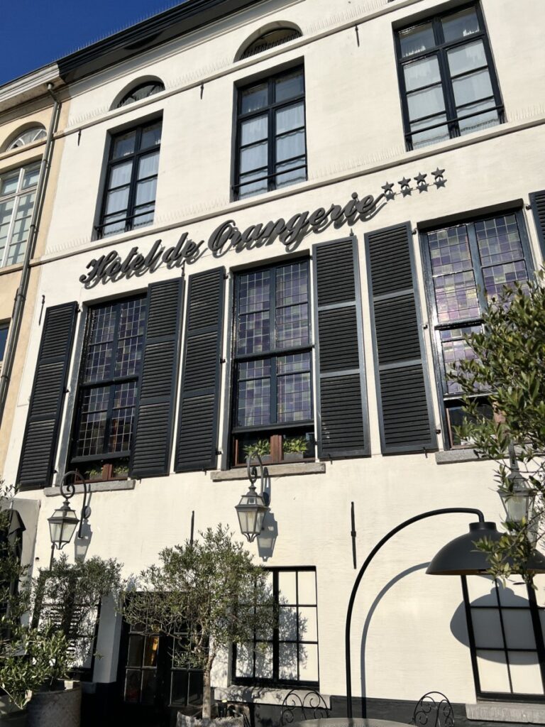 Båttur utenfor Hotel de Orangerie i Brugge