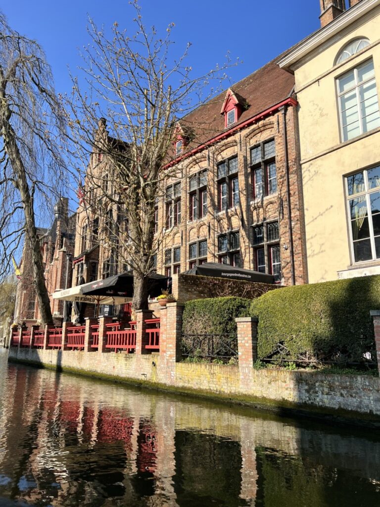 Bryggeriet Bourgogne des Flandres sett fra kanalen i Brugge